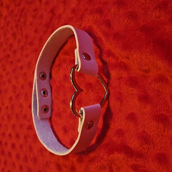 Choker Necklace Light Pink 3 adjustable Snap silver Heart Faux Leather - Picture 1 of 6